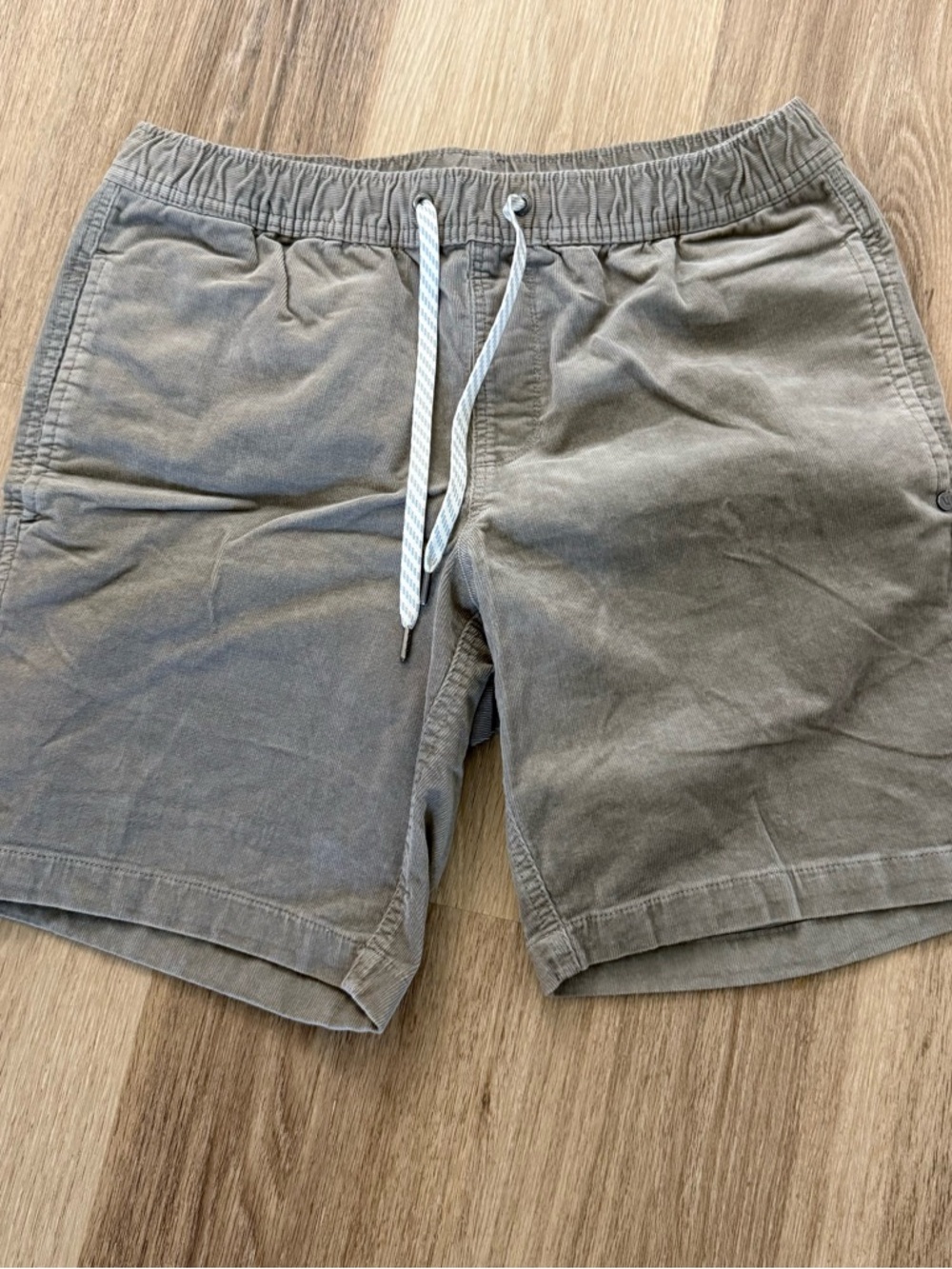 Vuori Men's Drawstring Athletic Shorts - Gray